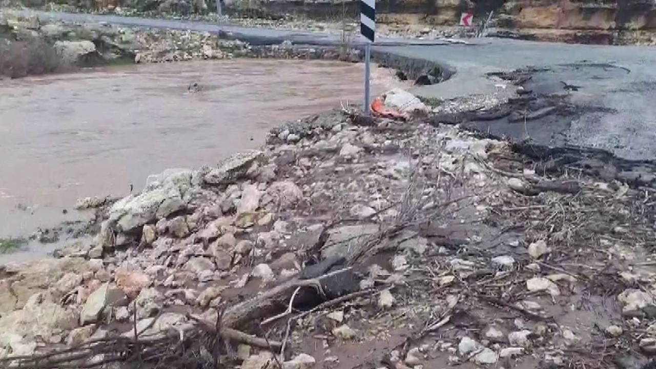 Sağanak sonrası dereler coştu, köprüler hasar aldı