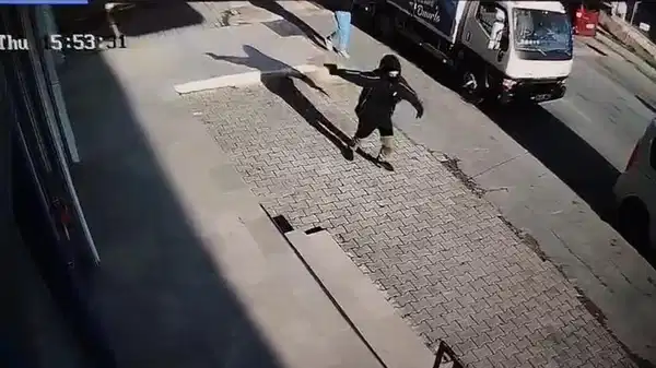 Arnavutköy'de dehşet anları: 14 yaşındaki çocuk markete ateş açtı!