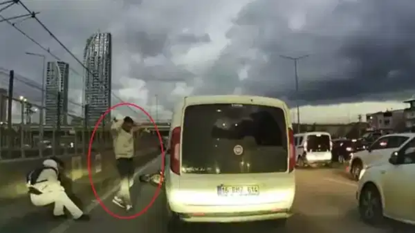 Çarptığı kadın yerine aracını kontrol etti!