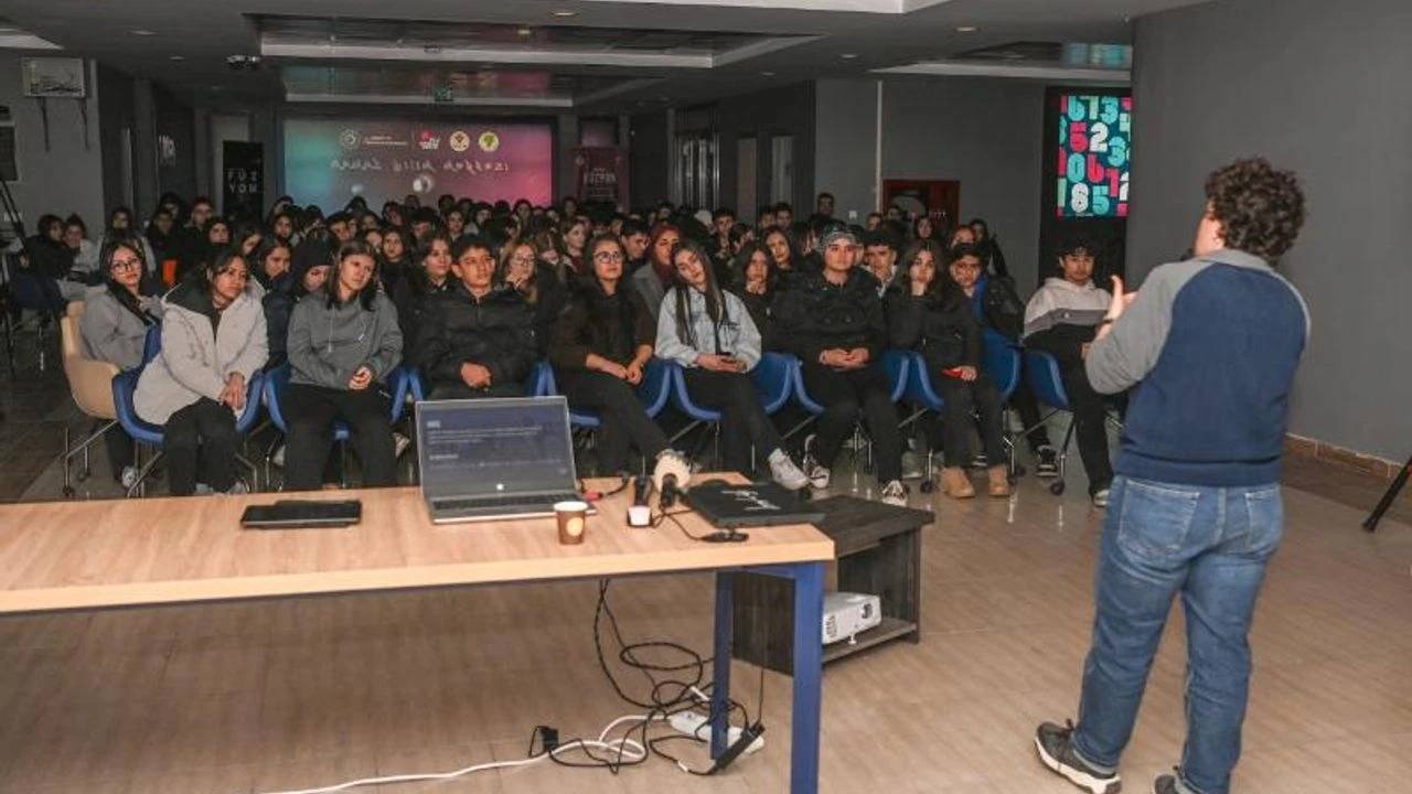 Bilim ve teknoloji eğitimleri Mamak Bilim Merkezi’nde: Gençler teknolojiyi uygulamalı öğreniyor