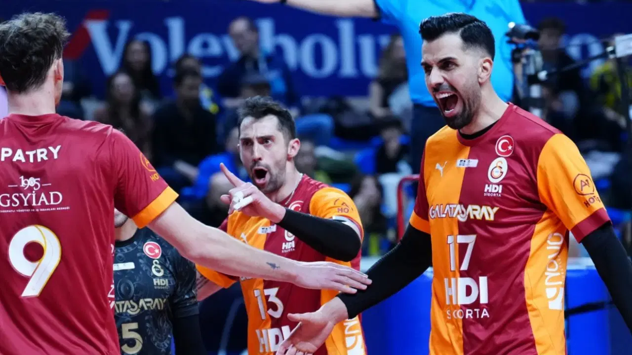 Galatasaray, Fenerbahçe'yi devirdi: Kupa Voley'de finalin adı belli oldu!