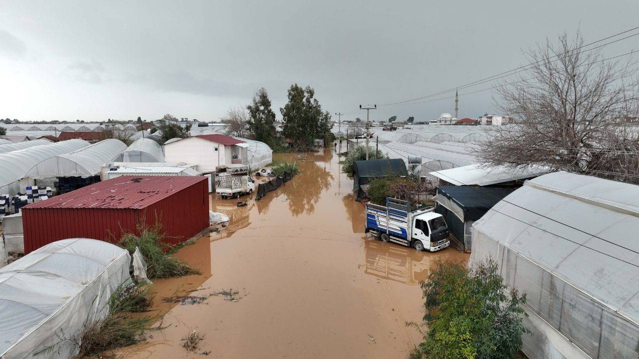 'Sarı kod'la uyarılan Antalya'da tarım alanları su altında kaldı