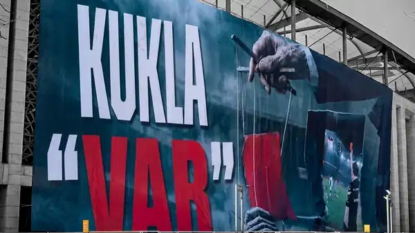 Dev derbi sonrası Beşiktaş'tan tepki pankartı: 'Kukla VAR'