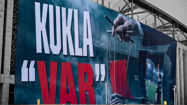 Dev derbi sonrası Beşiktaş'tan tepki pankartı: 'Kukla VAR'