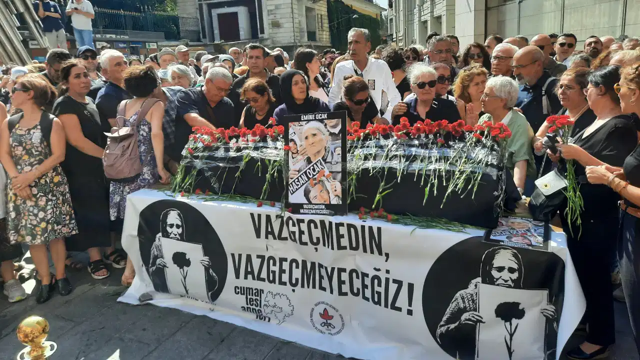 Emine Ocak son yolculuğuna uğurlanıyor: Cenazesi Galatasaray Meydanı'na getirildi 