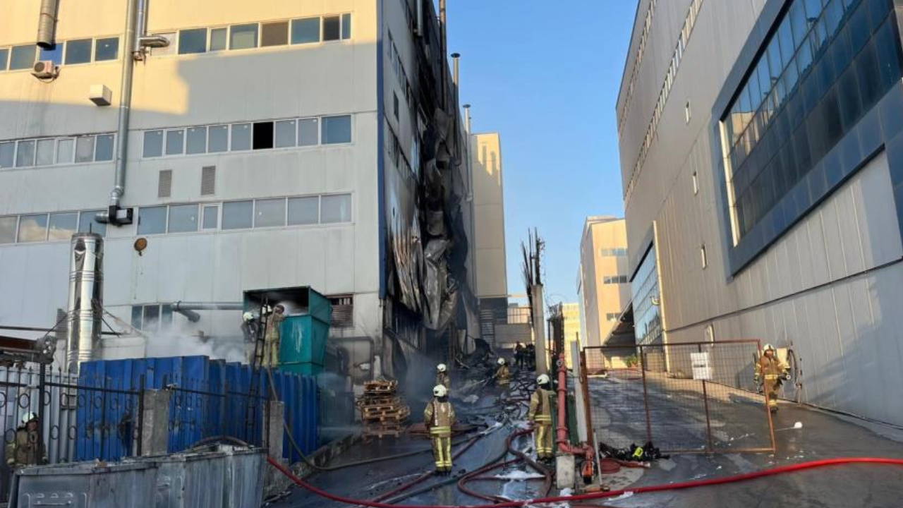 Arnavutköy'de 6 katlı fabrikada yangın!