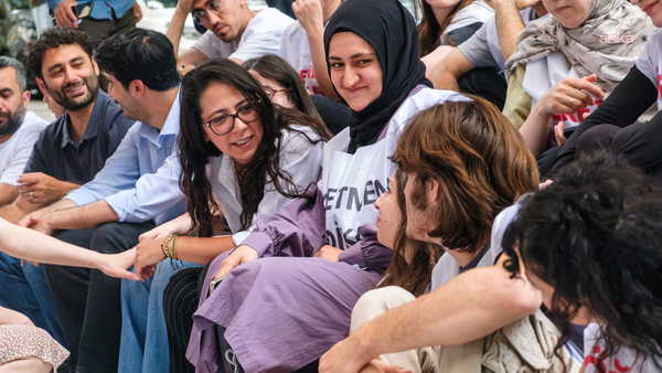 TİP'ten açlık grevindeki öğretmenlere destek ziyareti... Sera Kadıgil'den iktidara sert tepki: 'Yazıklar olsun hepinize, terk edin o koltukları!'