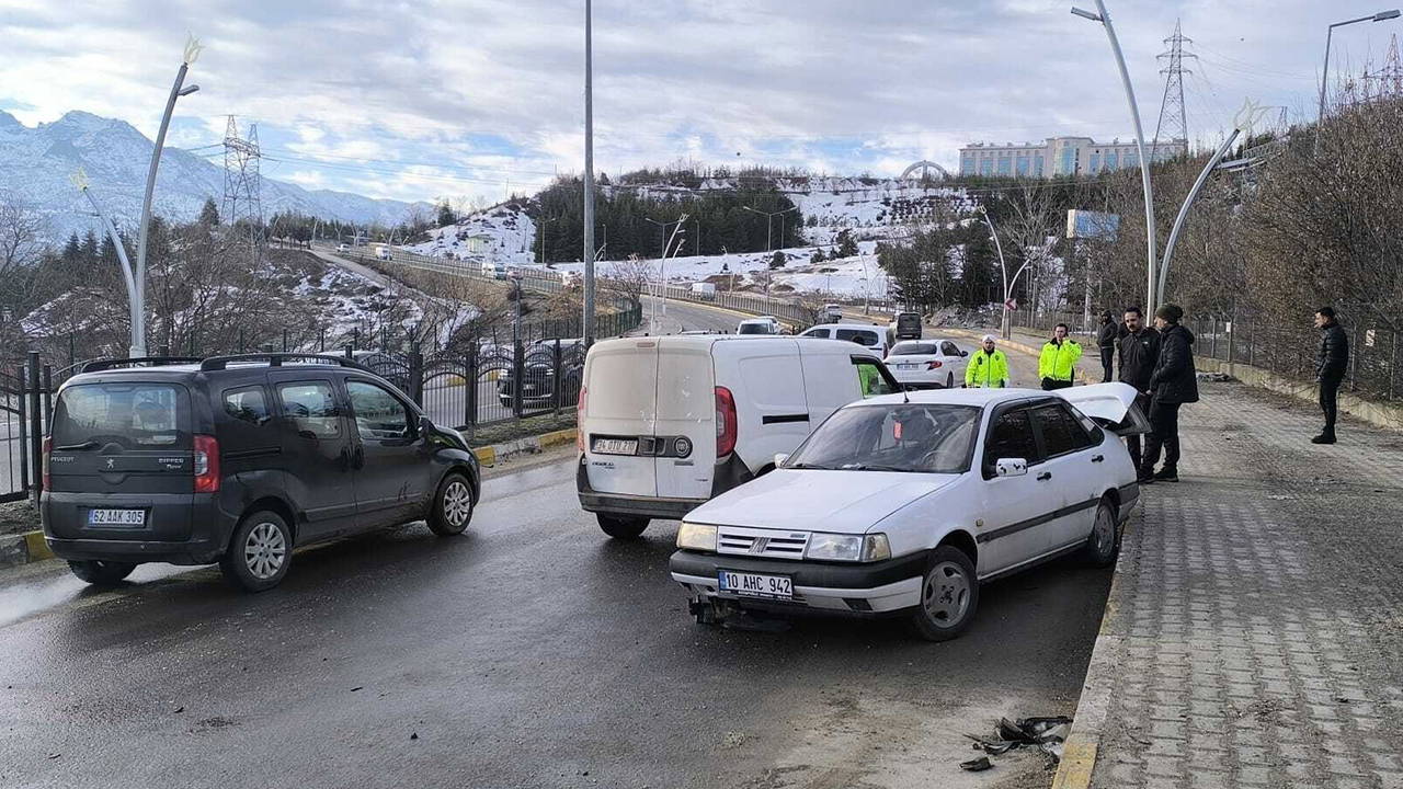 Tunceli'de 5 araç birbirine girdi: 2 kişi yaralandı!