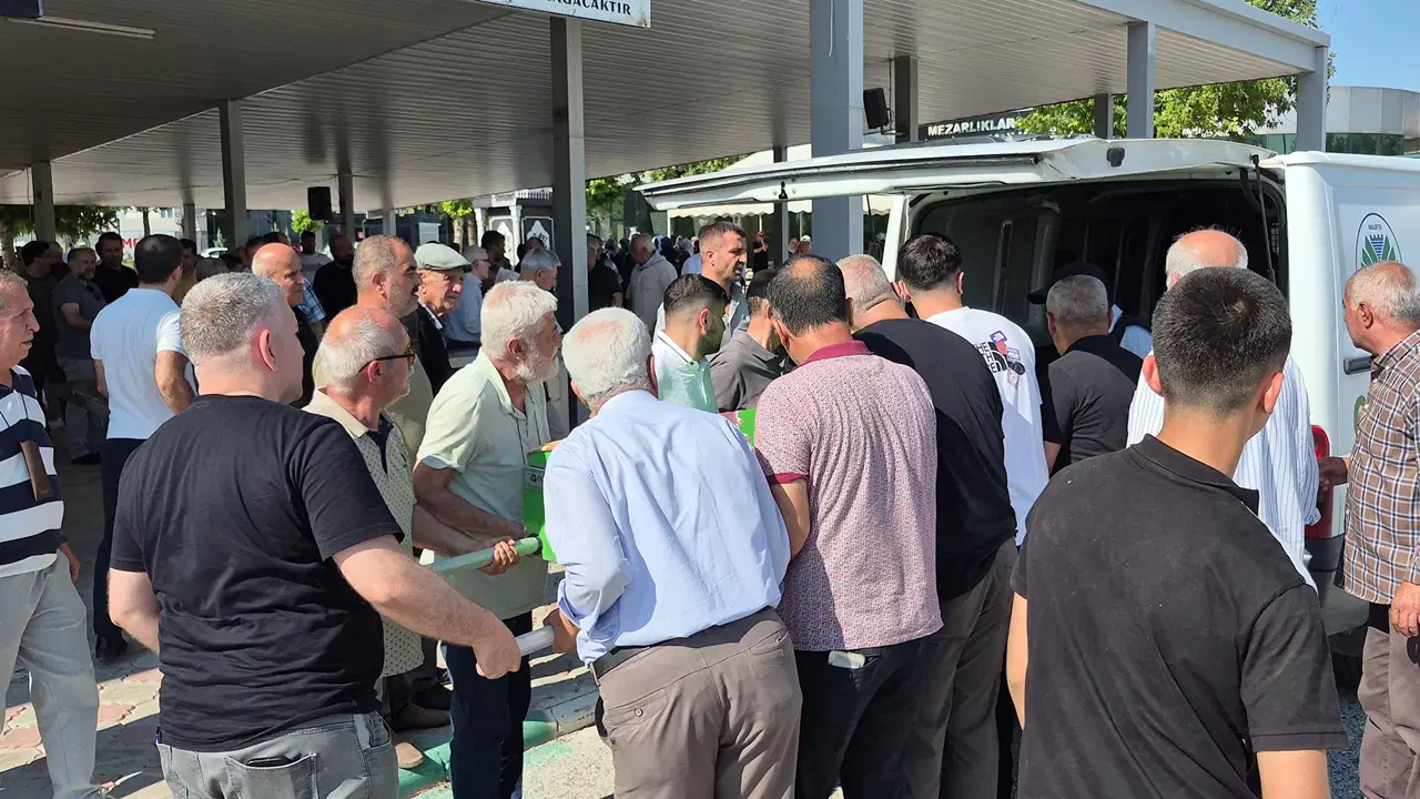 Eşini ve kızını katletti, 'depresyondayım' dedi: Anne-kız defnedildi
