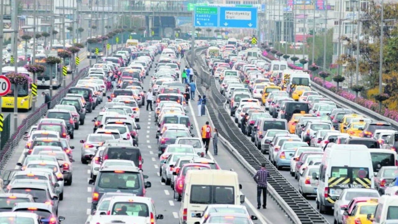 İstanbul'da haftanın üçüncü iş gününde trafik yoğunluğu yaşanıyor