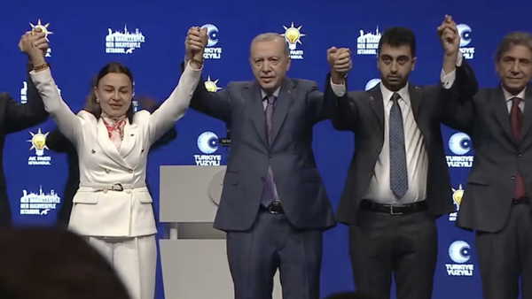 Tuzla, Çekmeköy ve Şile belediyeleri resmen AKP'ye geçti: Erdoğan Eren Ali Bingöl, Orhan Çerkez ve Sacit Terzi'ye rozet taktı
