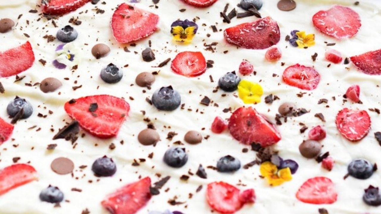 Sağlıklı tatlı krizi çözümü: Ev yapımı yoğurtlu bar tarifi