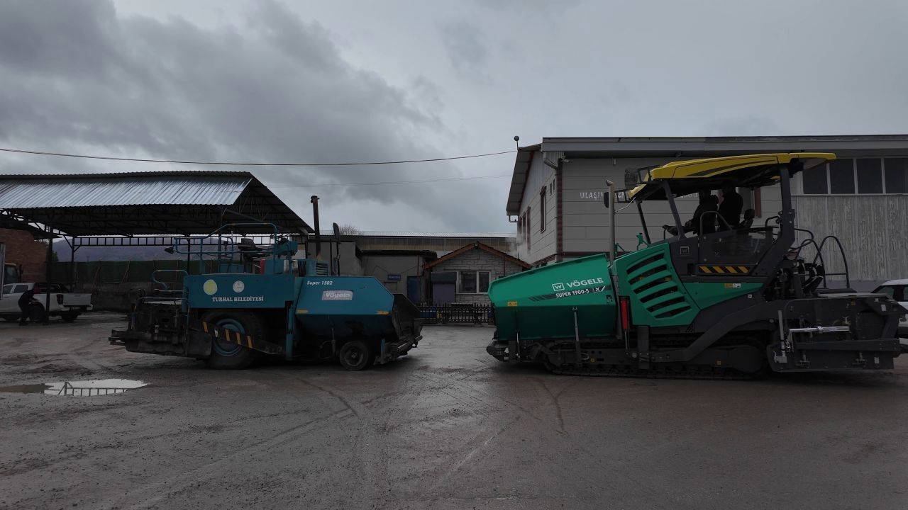 Turhal Belediyesi araç filosunu güçlendiriyor: Yeni asfalt serim makinesi hizmete alındı