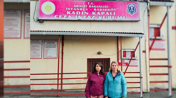 CHP'den tutuklu sanatçı Eda Saraç'a ziyaret: 'İnsanlık dışı uygulamalara maruz bırakılıyor!'