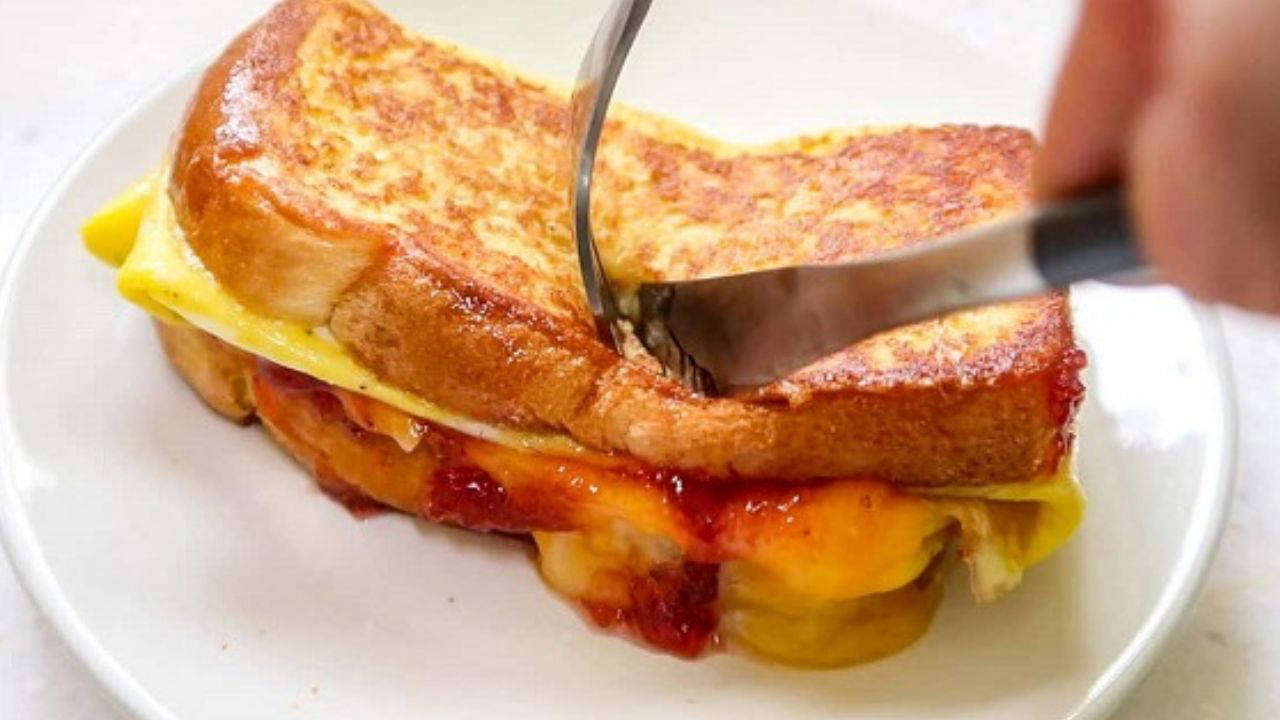 Kahvaltıya pratik ve doyurucu lezzet: Tavada yumurtalı tost tarifi