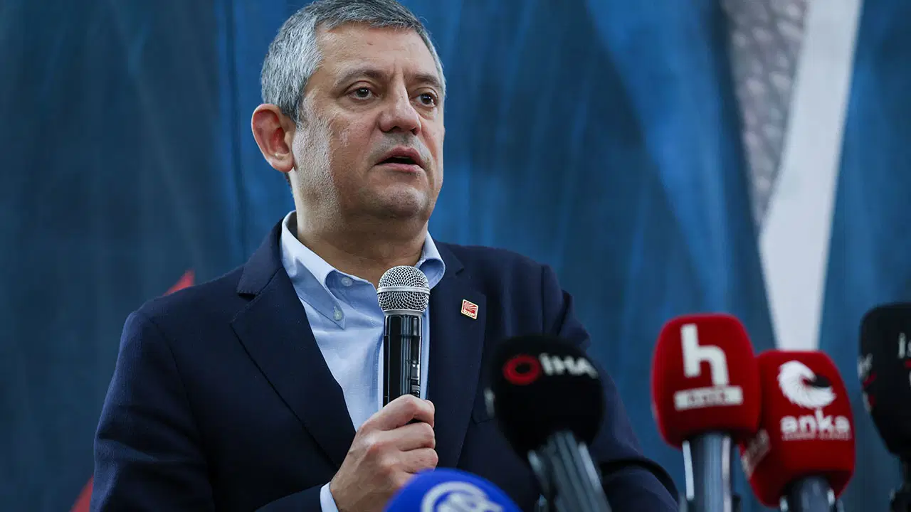 Özgür Özel Hatay'da A Haber'i tiye aldı: 'Son dakika geç'