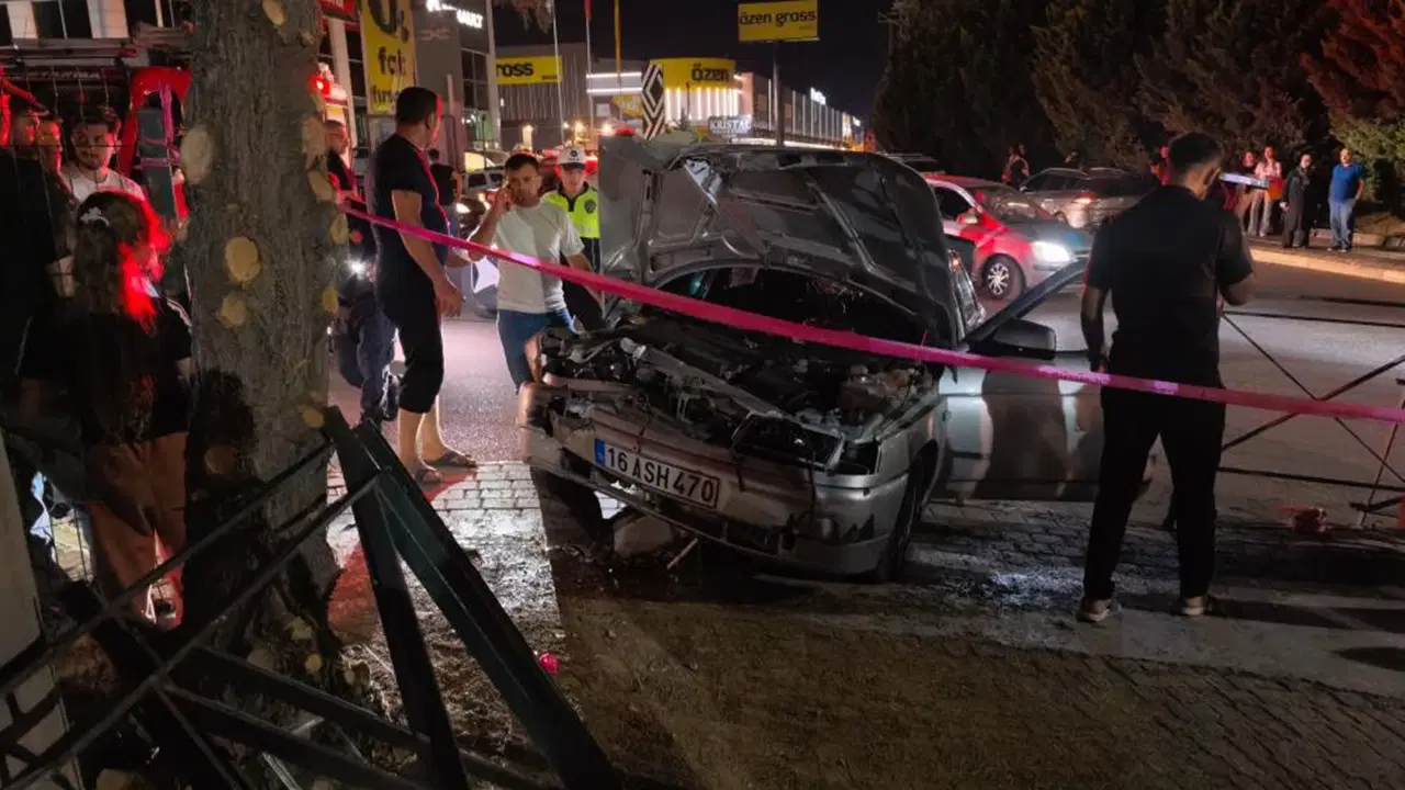 Otomobil beton direğe çarptı: Sürücü araçta sıkıştı