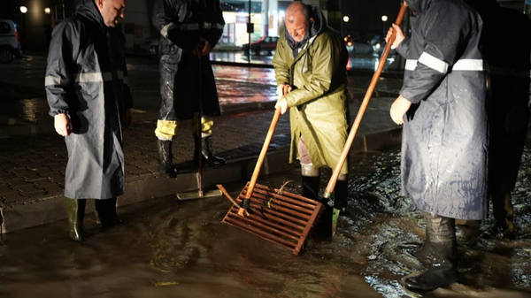 Çeşme’de şiddetli yağışa karşı kesintisiz mücadele