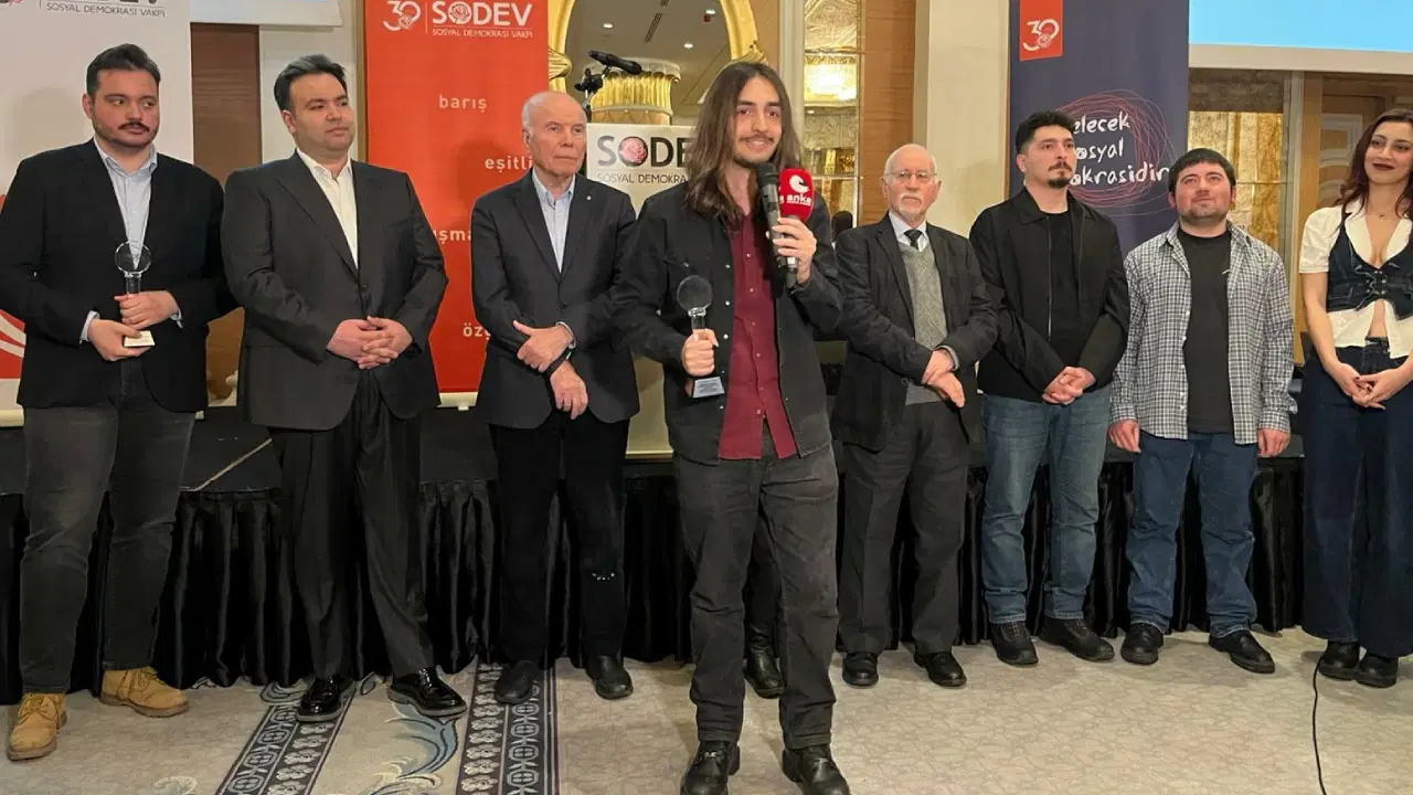 SODEV 2025 Ödülü: 19 Mart'ta barikatları aşan üniversiteli gençlere verildi