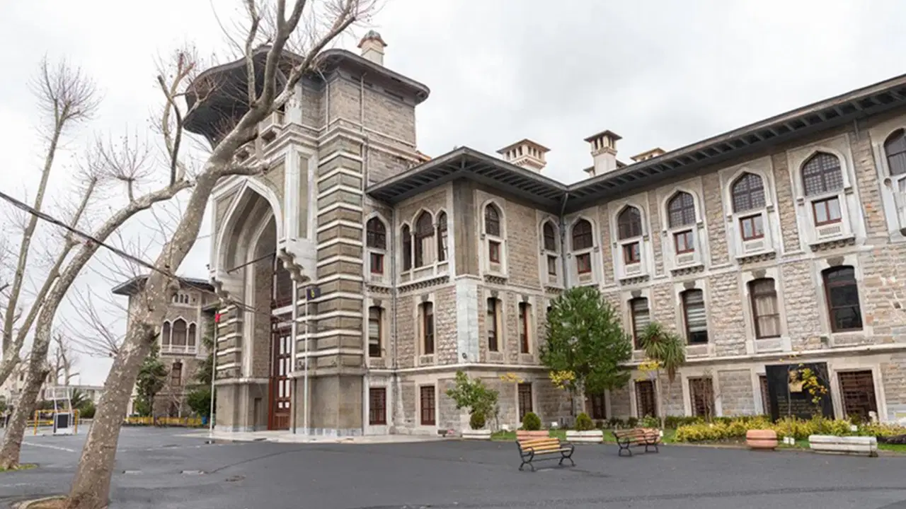 İstanbul Erkek Lisesi'nin müdürü görevden alındı