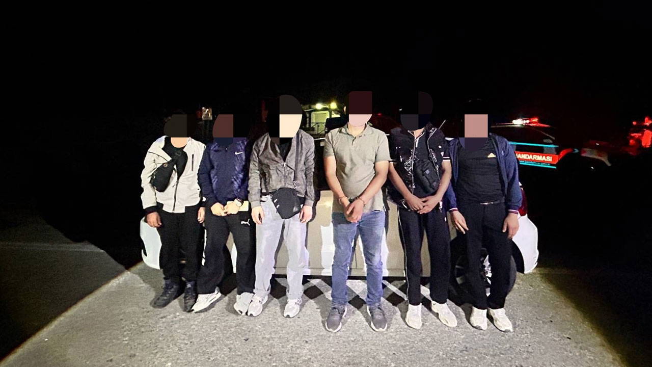 Durdurulan aracın içinden 5 kaçak göçmen çıktı