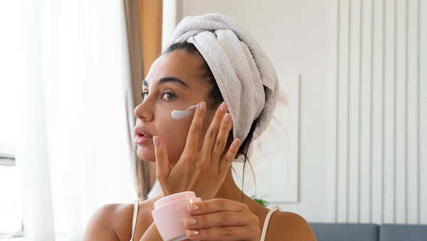 Uzmanından sosyal medya uyarısı: Cildinizi popüler uygulamalara kurban etmeyin!