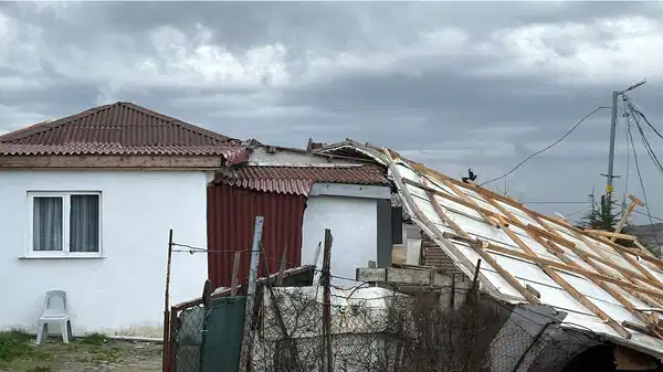 İstanbul’da fırtına alarmı: Çatı 30 metre savruldu
