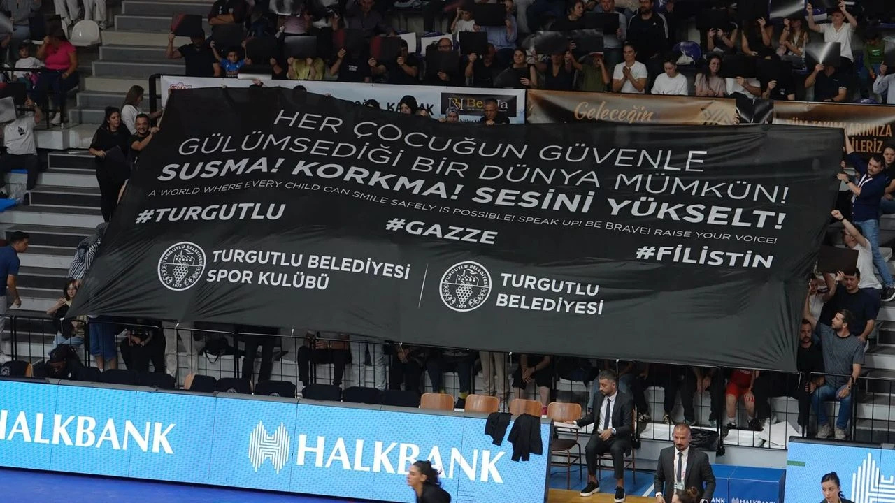 Turgutlu’da okul saldırısının ardından "çocuklara yönelik şiddete karşı" tribünlerde koreografi