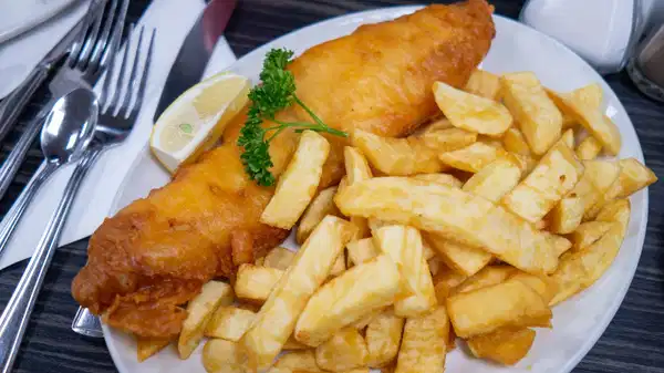 İngiliz mutfağının efsaneleşen klasiği: Fish and chips tarifi