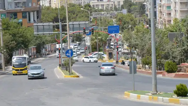 Mardin'de sıcaklık 44 dereceye ulaştı: Cadde ve sokaklar boş kaldı