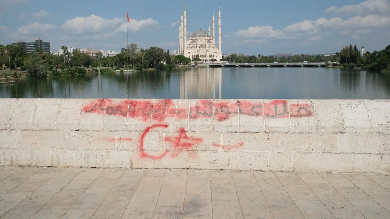 Tarihi Taşköprü, yazılamalarla kirletildi: Adana Büyükşehir Belediyesi yazılardan arındırdı