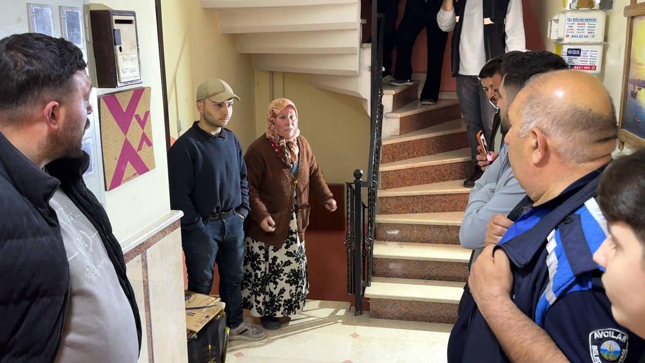 İstanbul'da 'çöp ev'in tahliyesi yeniden başladı: Ev sahibi ile komşular tartıştı
