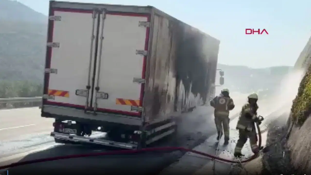Orhangazi otoyolunda korkutan yangın: Seyir halindeki kamyon alev alev yandı