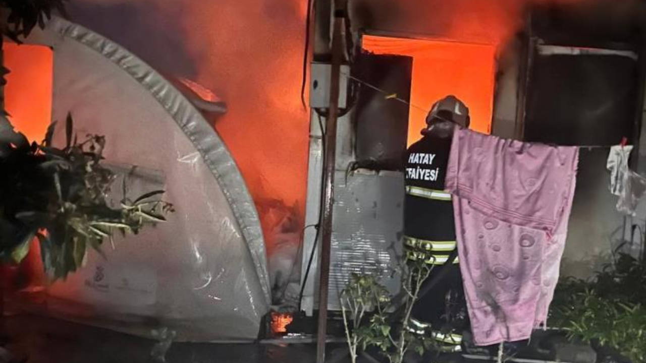 Hatay'da konteyner ve çadır yangını
