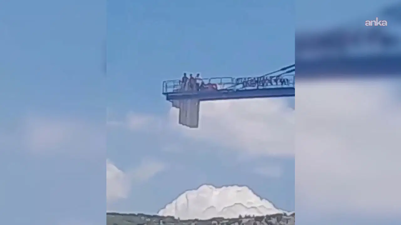 TOKİ inşaatında çalışan işçiler ücretlerini alamadıklarını iddia ederek kule vince çıktı