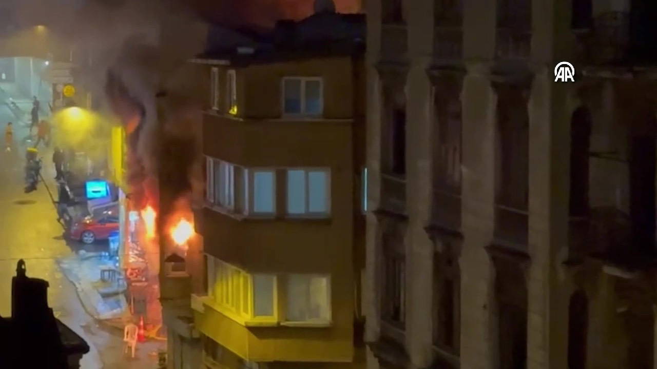 Beyoğlu’nda apartman yangını: 2 kişi dumandan etkilendi