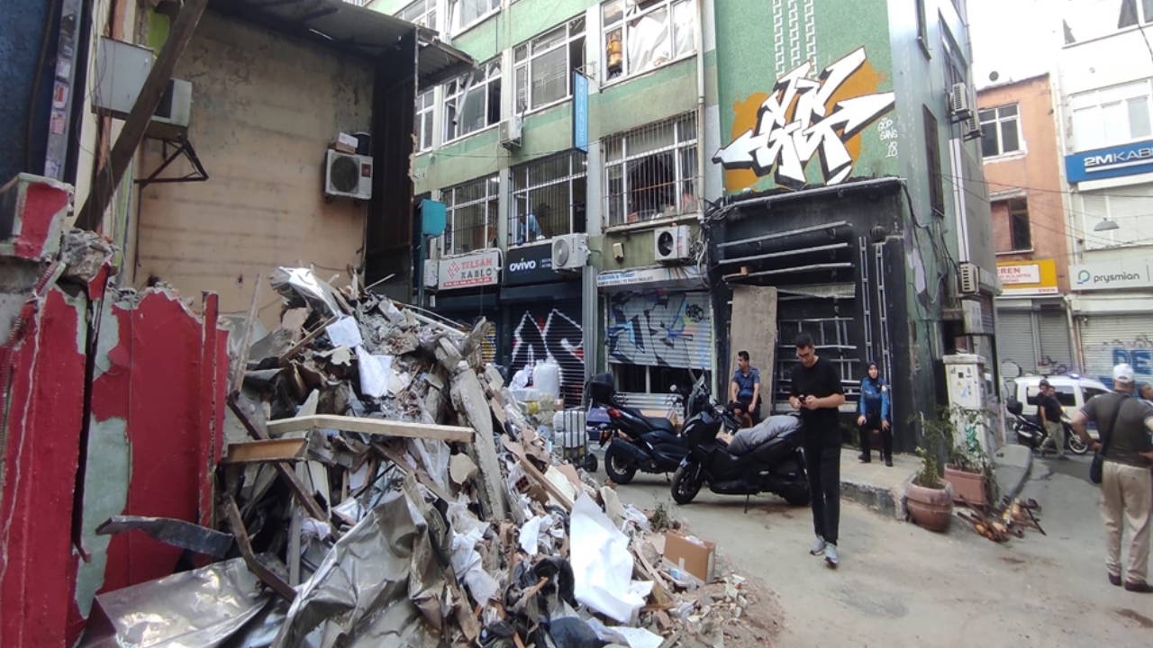Beyoğlu'ndaki patlamayla çöken binanın izleri gün aydınlanınca ortaya çıktı
