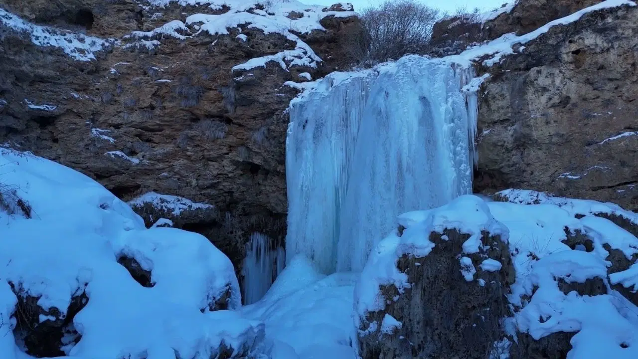 Bayburt'ta Sırakayalar Şelalesi buz tuttu: 10 metreyi geçen sarkıtlar oluştu!