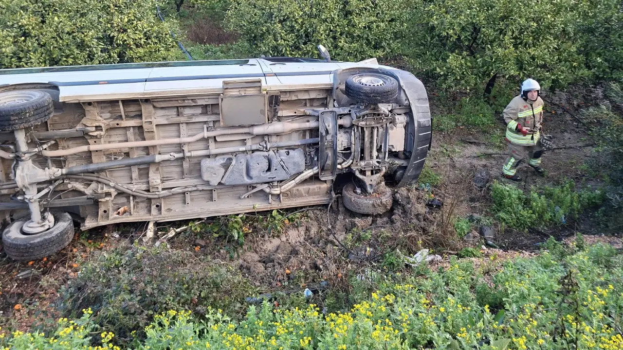Hatay'da öğrenci servisi narenciye bahçesine uçtu: 9 yaralı var!