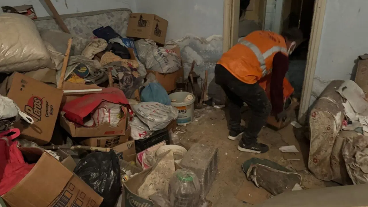 Nevşehir'de çöp evde dehşet: 1 aydır annesinin cesediyle yaşamış!