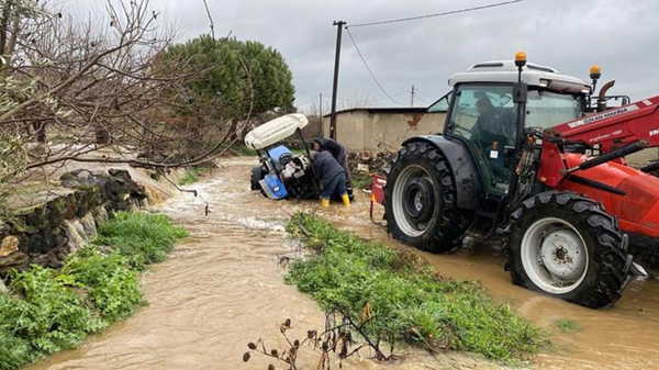 Manisa'da dereler taştı: Tarım arazileri su altında kaldı