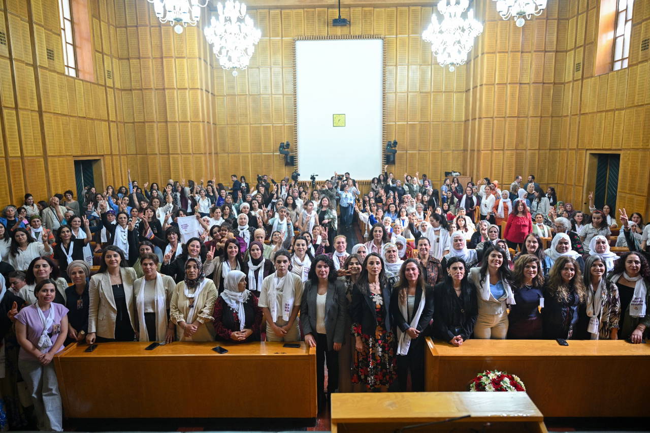 Şehit aileleri ve gazilerden 'Apo' sloganına tepki: Meclis şehitlerin kanıyla kazanılmıştır; terör yandaşı sloganlarla kirletilemez!