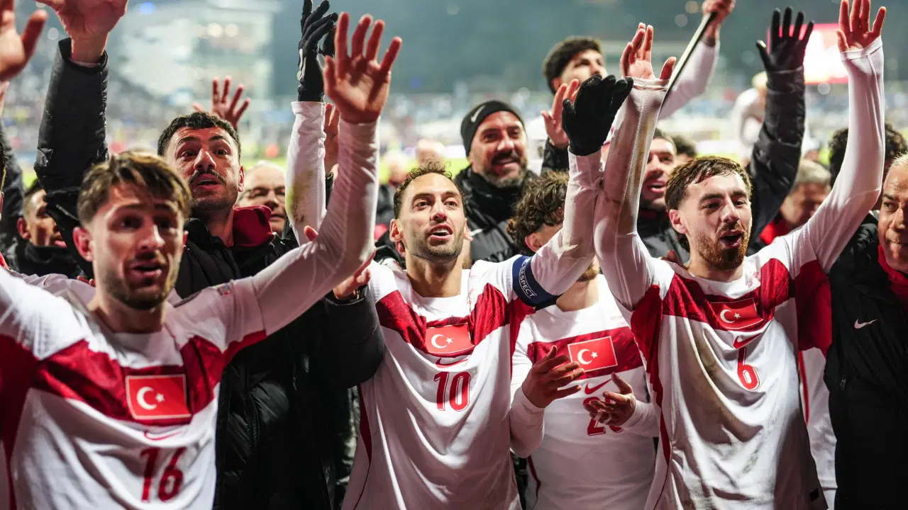 Hakan Çalhanoğlu'ndan maç sonu duygusal konuşma: 'Biz bunu hak ettik'