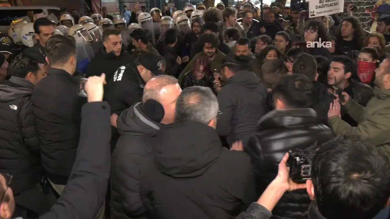 Öğrencilerin '19 Mart' yürüyüşüne polis müdahalesi: 30’dan fazla öğrenci gözaltına alındı