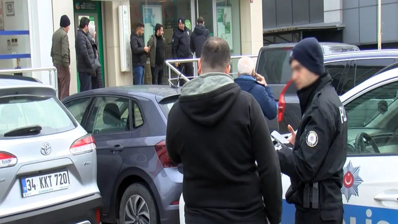 Başakşehir'de hareketli anlar: Bankadan para çeken kişinin çantasını almak istediler!