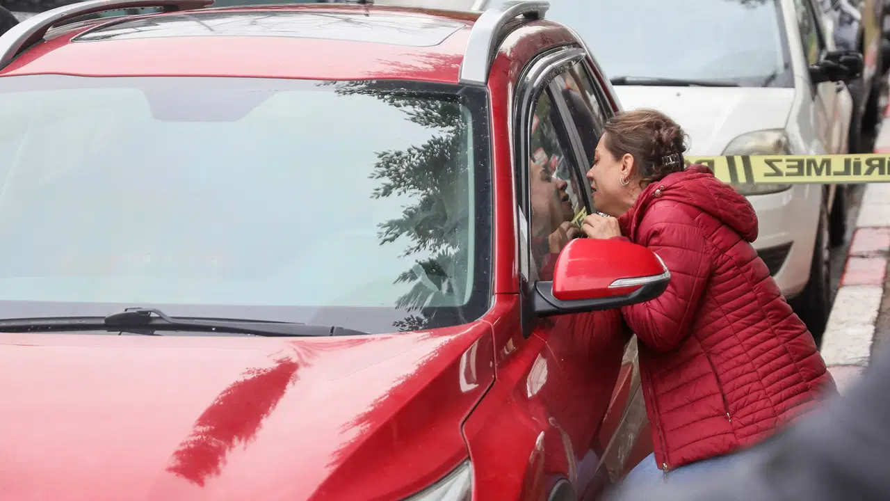 Eşinin ölü bulunduğu aracın yanına gitti: 'Ne olur kalk aşkım' diyerek gözyaşı döktü