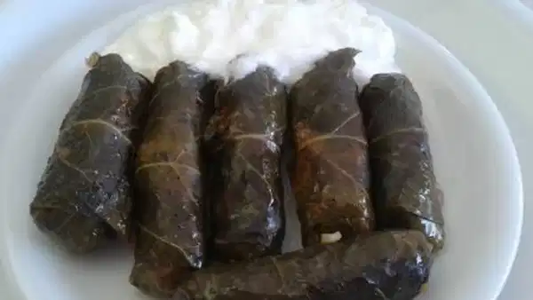 Karadeniz mutfağının vazgeçilmezi: Etli karalahana sarması tarifi