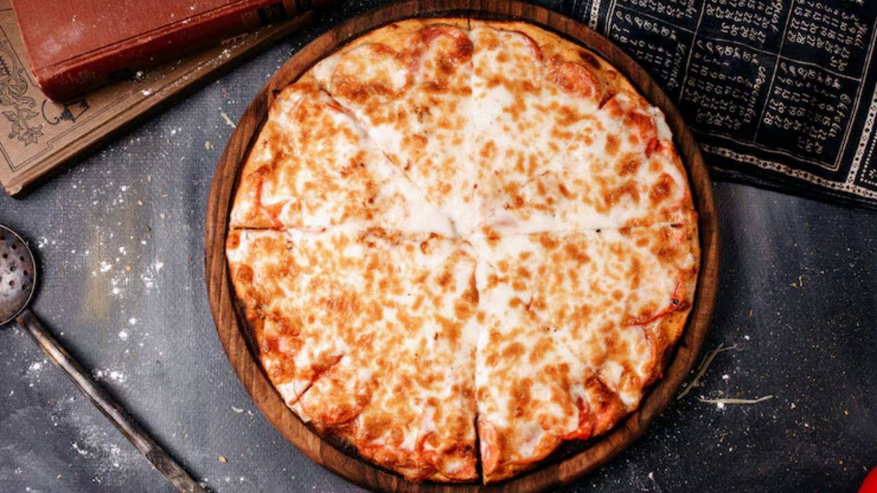 Akşam yemeğine hızlıca hazırlayabileceğiniz enfes İtalyan lezzeti: MasterChef 4 peynirli pizza tarifi