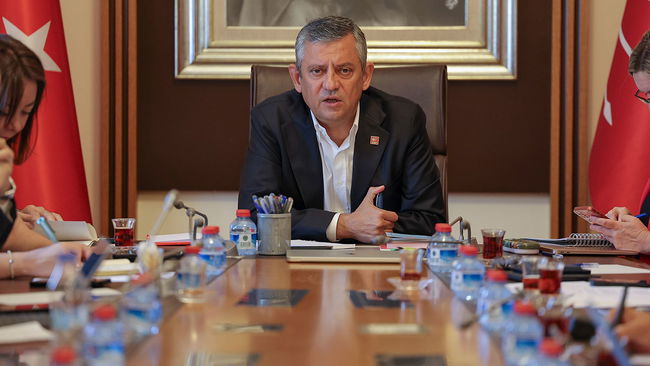 CHP'li vekil masadaki 3 anketi paylaştı