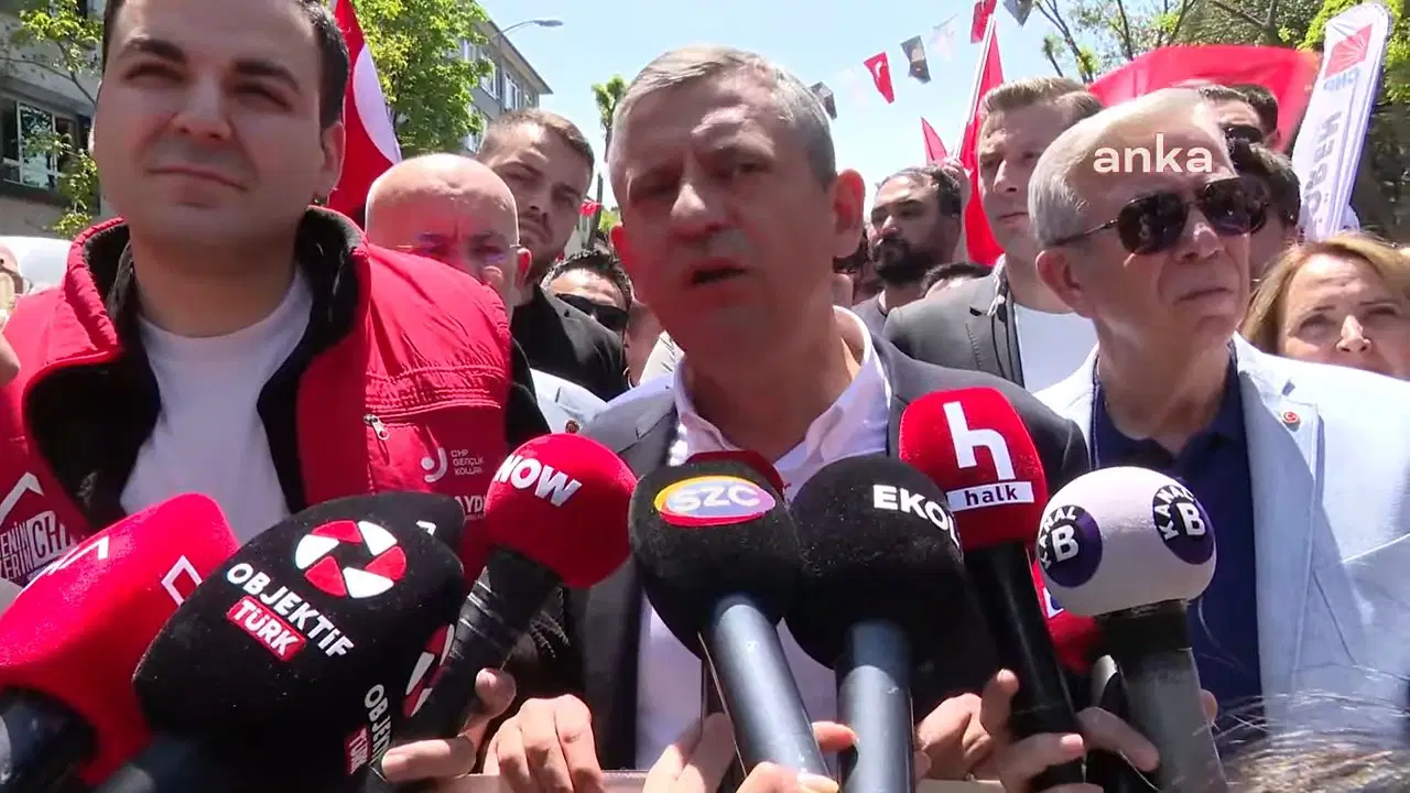 Özgür Özel, 19 Mayıs yürüyüşünde AKP gençliğine seslendi: 'Reisinizin elinden o topu geri alın'